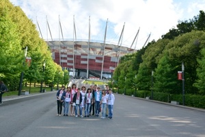 Zdjęcie grupy uczestników imprezy na tle Stadionu Narodowego