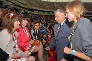 Zdjęcie na trybunie stadionu - Insp. Dariusz Banachowicz oraz Pani Joanna Kośka rozmawiają z uczestnikami imprezy