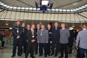 Zdjęcie w środku hali stadionu przedstawiające reprezentantów instytucji zaangażowanych w realizację przedsięwzięcia