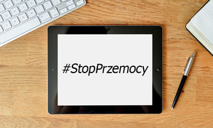 Tablet z napisem stop przemocy.