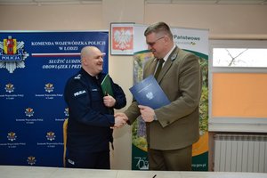 Komendant Wojewódzki Policji w Łodzi i dyrektor Regionalnej Dyrekcji Lasów Państwowych w Łodzi podpisują porozumienie.