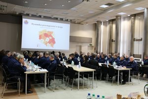 Odprawa kadry kierowniczej w auli komendy wojewódzkiej.