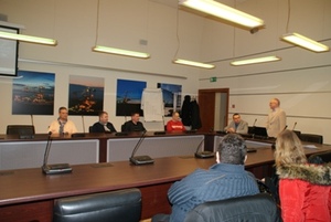 Zdjęcie kilkorga spośród uczestników przedsięwzięcia siedzących na sali obrad - ujęcie ogólne