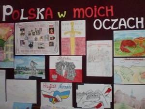 Zdjęcie tablicy z pracami plastycznymi dzieci - kolekcja pt. "Polska w moich oczach"