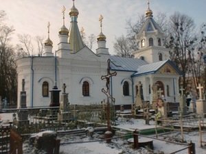 Zdjęcie obiektu sakralnego - jasna cerkiew z trzema małymi i dwiema dużymi wieżami