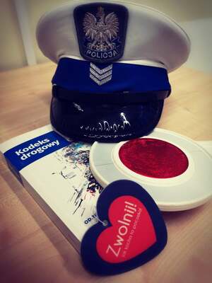 Czapka policyjna, tarcza do nadawania sygnałów, serduszko.