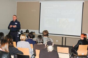 Policjanci szkolą pedagogów.