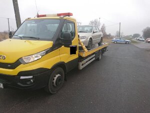 Zabezpieczony samochód na lawecie.