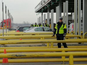 Policjanci podczas kontroli na autostradzie  A2.