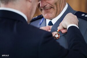 Minister wręcza odznaczenia.