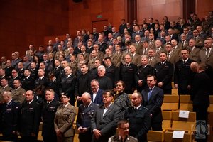 Uczestnicy spotkania - służby mundurowe (stojąc).