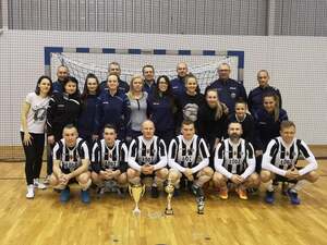 Zawodnicy łódzkiej żeńskiej i męskiej reprezentacji w turnieju halowej piłki nożnej o puchar komendanta.