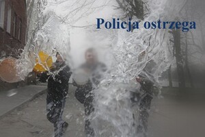 Widok z wnętrza samochodu oblanego przez chuliganów wodą.