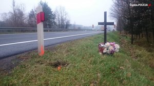 Krzyż przy drodze upamiętniający ofiarę wypadku.
