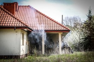 Funkcjonariusze z SPKP po eksplozji materiałów wybuchowych