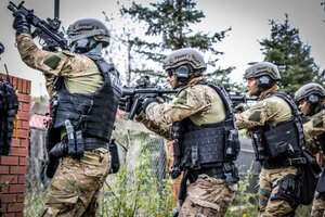 Funkcjonariusze z SPKP podczas szturmu budynku mieszkalnego.