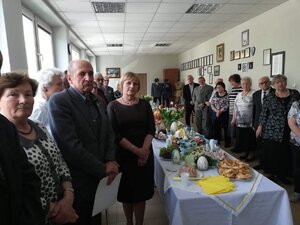 Członkowie rodziny policyjnej oraz zaproszeni goście przy wielkanocnym stole.