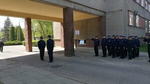 Komendant wojewódzki policji w Łodzi przyjmuje meldunek od kierownika ośrodka szkolenia policji.