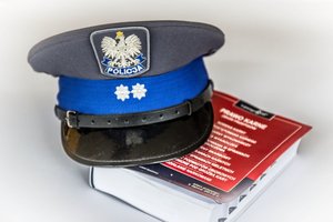 policyjna czapka na kodeksie.