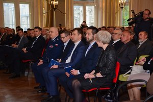 siedzący na sali zaproszeni goście oraz Komendant Wojewódzki Policji w Łodzi