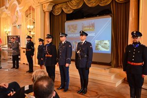 policjanci i policjantka w starym i nowym umundurowania wyjściowym podczas prezentacji