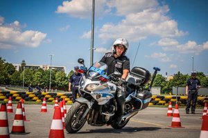 policjant pokonuje tor na motocyklu