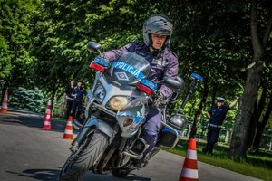 policjant pokonuje tor na motocyklu