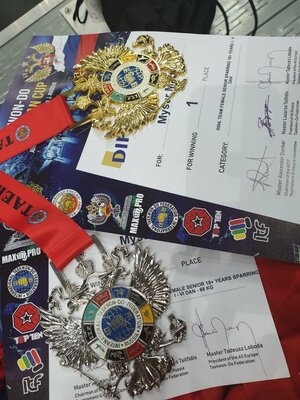 medale lezące  na dyplomach.