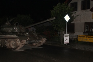 czołg stojący na ulicy