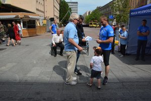 zawodnik z synkiem odbiera certyfikat