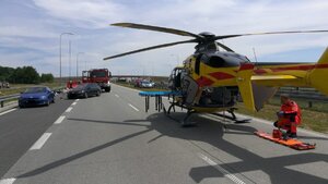 miejsce wypadku, widać na drodze śmigłowiec, radiowóz oraz volkswagenem.