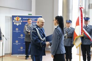 sierż. Marta Mysur odbiera list gratulacyjny od KGP z rąk KWP  w Łodzi