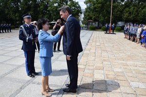 zdjęcia przedstawiają wręczenie przez Minister SWiA Elżbietę Witek medalu dla Jarosława Olbrychowskiego, medal oraz dyplom uznania.