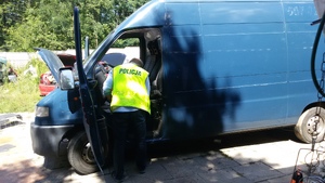 Policjant prowadzi oględziny pojazdu