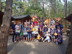 pamiątkowe zdjęcie dzieci i opiekunów.