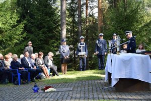 przemawia KGP policji, goście słuchają.