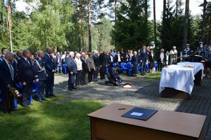 uczestnicy uroczystości w Miednoje podczas składania hołdu pomordowanym.