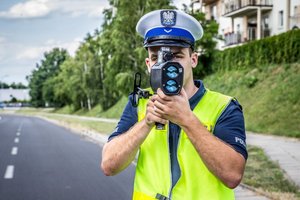 policjant podczas statycznego pomiaru prędkości.