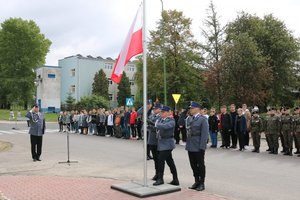 poczet flagowy wciąga flagę narodową na maszt.