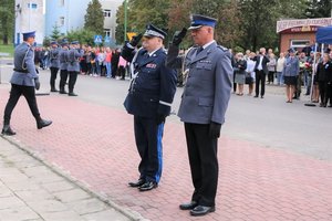 delegacje składają wieńce i wiązanki pod tablicą.