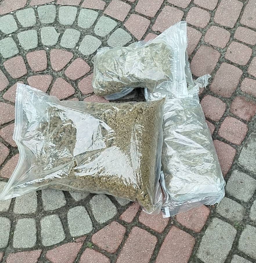 Skuteczna akcja policjantów ze Skierniewic. Rozbili grupę zajmującą się kradzieżami pojazdów, odzyskali dwa auta i zabezpieczyli znaczne ilości narkotyków