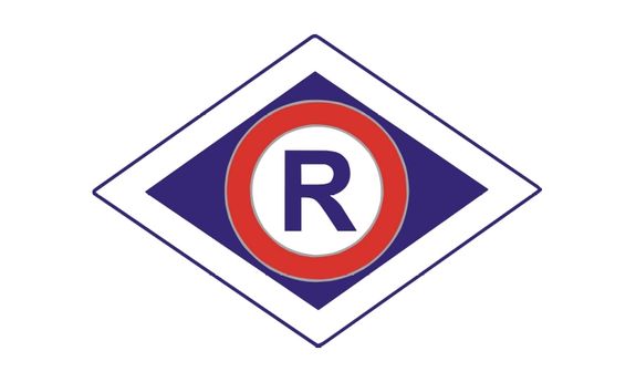 Symbol R ruchu drogowego na granatowym tle w rombie.