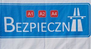 Baner z  napisem bezpieczna.