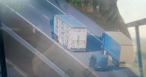 działania na A-2, ciężarówki jadące autostradą widok ze śmigłowca