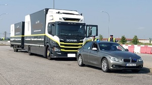 działania na A-2, parking przy autostradzie, policjanci kontrolują samochód ciężarowy, po prawej stronie oznakowany radiowóz policyjny