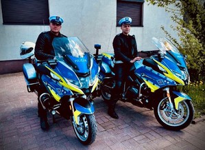 Dwóch policjantów Ruchu Drogowego na motocyklach służbowych.