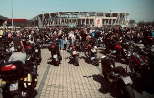 Motocykliści na otwarciu sezonu. W tle stadion Łódzkiego Klubu Sportowego.