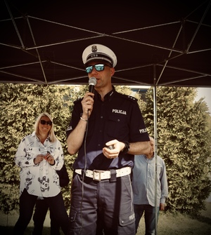 policjant w mundurze z mikrofonem