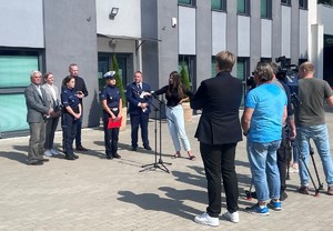 Policjanci i przedstawiciele mediów na briefingu prasowym.