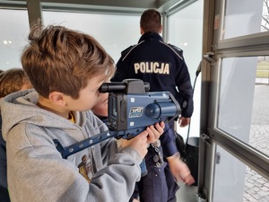 Dziecko na spotkaniu z policjantami.